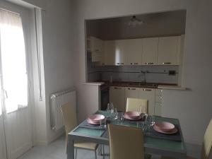 een eetkamer met een tafel en stoelen en een keuken bij Casa Anna in Arezzo