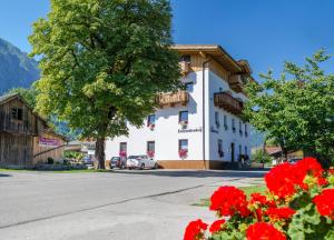 Ein allgemeiner Bergblick oder ein Berglick von des Hotels aus