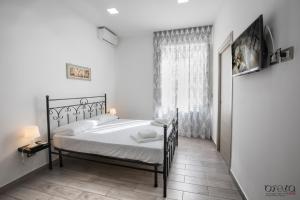 una camera da letto con un letto e una finestra di Opera Home Principe Umberto a Napoli