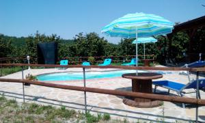 Basen w obiekcie AGRITURISMO NIZUR'IN lub w pobliżu