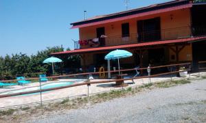 Basen w obiekcie AGRITURISMO NIZUR'IN lub w pobliżu