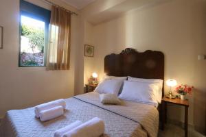 A bed or beds in a room at Golden Key Villas