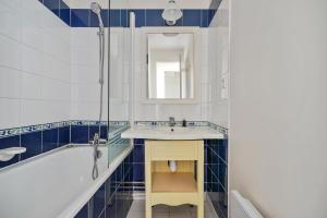 Un baño con bañera, lavabo y ducha. en Residence Port du Crouesty Cap Ocean - maeva Home, en Arzon 34 fotos más
