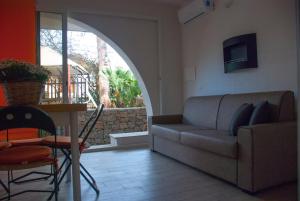ein Wohnzimmer mit einem Sofa und einem Tisch in der Unterkunft Villa Genna in San Vito lo Capo