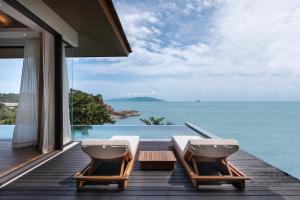 uma vista para o oceano a partir do deque de uma villa em Cape Fahn Hotel Samui em Choeng Mon Beach