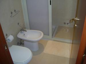 A bathroom at Residence Massilor