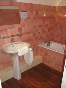 A bathroom at Hotel Cheval De Bronze