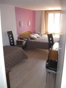 Postel nebo postele na pokoji v ubytování Hotel Cheval De Bronze