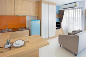 Kuchyň nebo kuchyňský kout v ubytování C-House & Residence Hotel Amata City