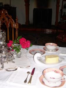 Ville-sur-JarniouxにあるLa Chipotteの白いテーブルクロスと皿、鉢