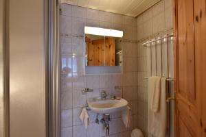 y baño con lavabo y espejo. en Apartment Batteuse en Grimentz