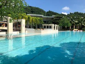 A piscina localizada em Pico de Loro 2BR Vacation Flat ou nos arredores