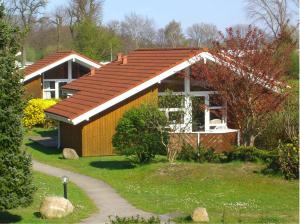 ペルツァーハケンにあるFerienhaeuser Am Waldrandの赤い屋根の小さな木造家屋