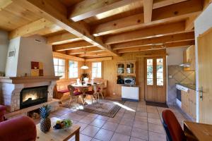 sala de estar amplia con chimenea y mesa en Chalet Diana, en Grimentz