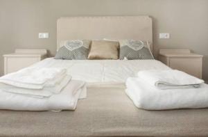 コルドバにあるCasa Mansiのベッドルーム1室(ベッド1台、白いタオル付)