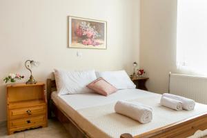 A bed or beds in a room at Golden Key Villas