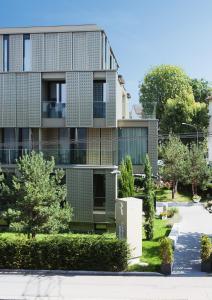 un immeuble d'appartements avec des arbres devant lui dans l'établissement Residence Appartements, à Zurich