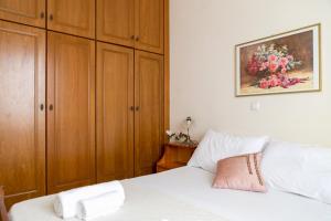 A bed or beds in a room at Golden Key Villas