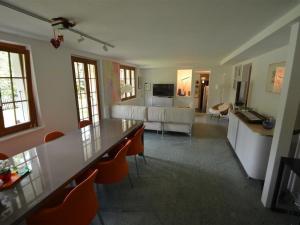 - un salon avec un canapé, une table et des chaises dans l'établissement Apartment Sambi by Interhome, à Gstaad