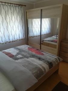 Кровать или кровати в номере Apartman Anna