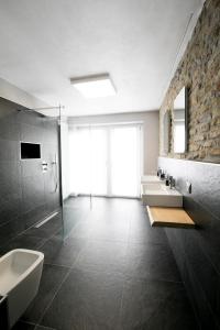 a large bathroom with two sinks and two sinks at Villa Barbero Alba in Mango