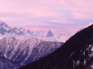 uma vista para uma serra com montanhas cobertas de neve em Apartment Appartementhaus Zurschmitten 8 by Interhome em Riederalp