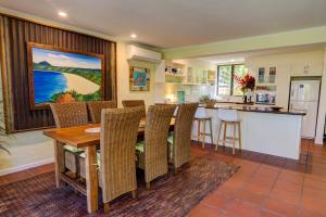 Cuisine ou kitchenette dans l'établissement Number 2 On The Beach | Beautiful Beachfront Villa