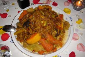 un plato de comida con carne y verduras en una mesa en Riad Zara Maison d'Hôtes, en Marrakech