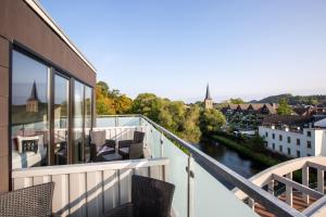 a balcony with chairs and a view of a river at SMARTY Leichlingen-Cologne - KONTAKTLOSER SELF CHECK-IN in Leichlingen