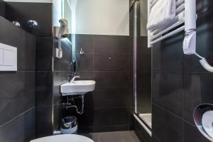 a bathroom with a toilet and a sink at SMARTY Leichlingen-Cologne - KONTAKTLOSER SELF CHECK-IN in Leichlingen +37 photos