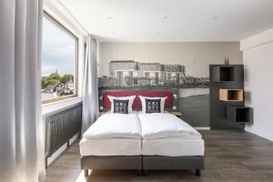 a bedroom with a large bed and a large window at SMARTY Leichlingen-Cologne - KONTAKTLOSER SELF CHECK-IN in Leichlingen