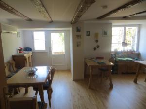 a living room with a table and a kitchen at Ferienwohnungen Greitmann in Meersburg