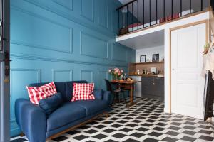 una sala de estar azul con una pared azul en Artisan Lofts near Marais, en París
