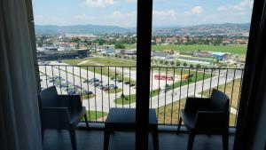 uma vista de um parque de estacionamento a partir de uma janela em Hotel Hills Sarajevo Congress & Thermal Spa Resort em Saraievo