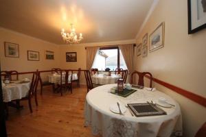 A restaurant or other place to eat at Stronchreggan View Guest House 
