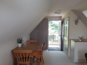 een keuken en eetkamer met een tafel en stoelen bij The Barn Tarporley in Tarporley