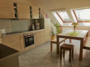 uma cozinha com uma mesa e uma cozinha com uma janela em Ferienwohnung Ortrand - Pension em Ortrand