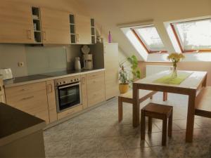 cocina con mesa y cocina con ventana en Ferienwohnung Ortrand - Pension en Ortrand