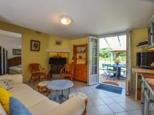 アングレットにあるVilla in France near Beach & Private Poolのソファとテーブルのあるリビングルーム