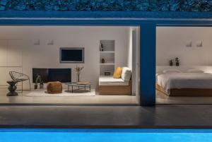 TV a/nebo společenská místnost v ubytování Santorini Heights