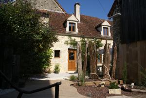 a house with a wooden door in a yard at Gîte des remparts in Bèze
