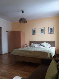 Łóżko lub łóżka w pokoju w obiekcie Dom Gościnny "Pod Siódemką"