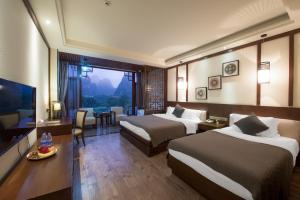 The Carefree Resort Yangshuo في يانغتشو: غرفه فندقيه بسريرين وصاله