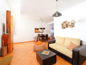 Ruang duduk di Holiday Home Rua 5 de Outubro by Interhome