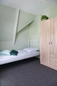 מיטה או מיטות קומותיים בחדר ב-Heerlijk Huis aan het IJsselmeer