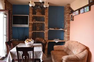 ein Wohnzimmer mit einem Tisch und einem Stuhl in der Unterkunft Apartments Radnić in Pag