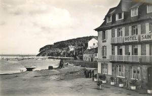 a black and white photo of a hotel on the beach at L améthystes in Crozon