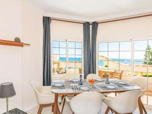 un comedor con mesa y sillas y el océano en Apartment Royal Beach by Interhome en Sitio de Calahonda