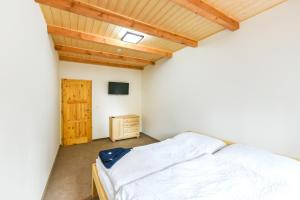 Letto o letti in una camera di Chata Bramberk
