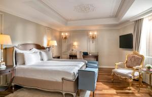 Cama ou camas em um quarto em Rixos Pera Istanbul